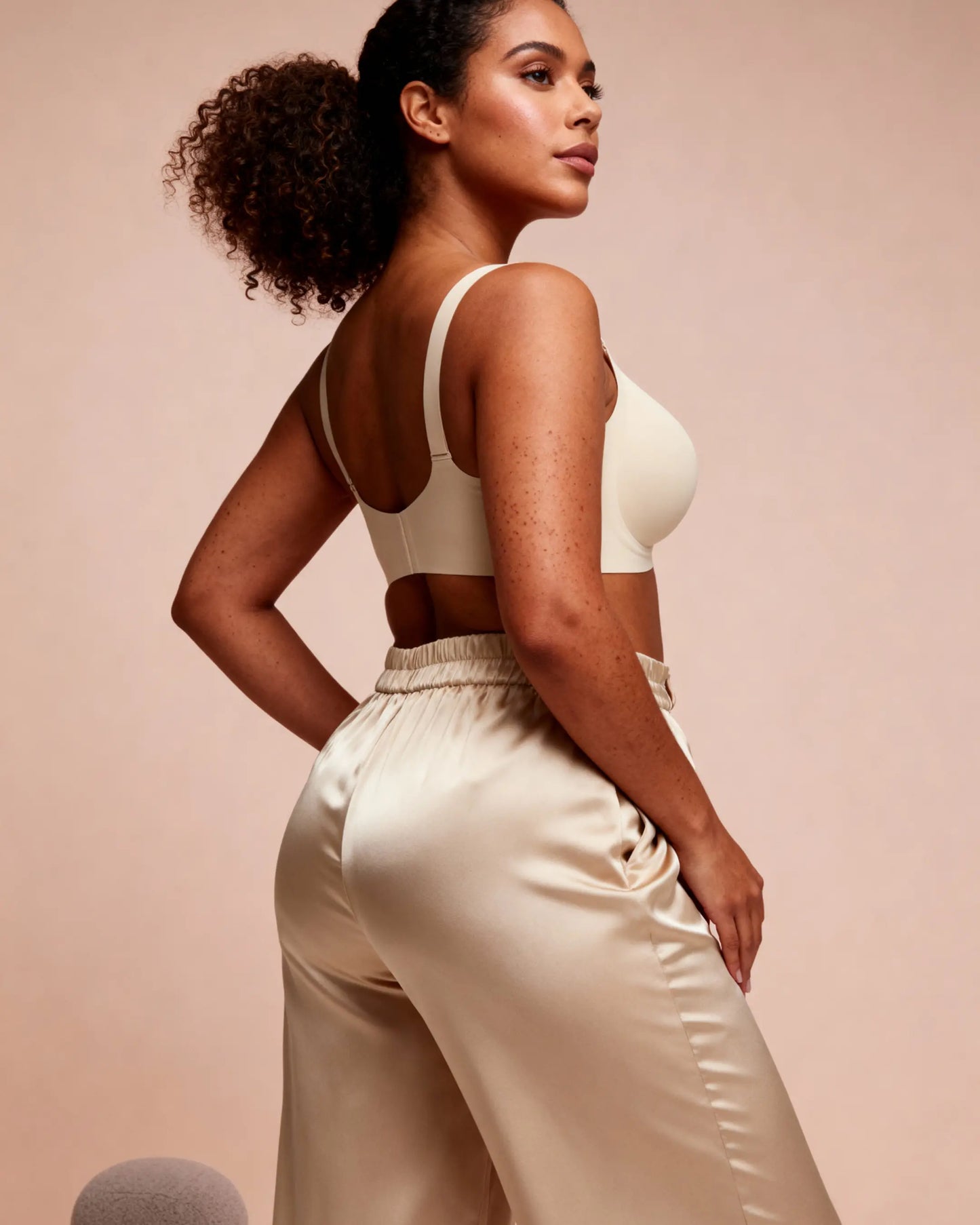 Sujetador Elegance Talla Plus: Comodidad y Sofisticación Sin Aros